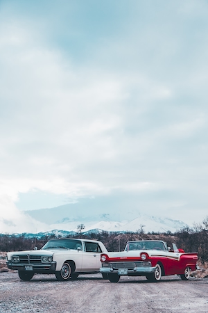 машины на парковке в горах