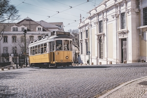 Желтый трамвай на улице 