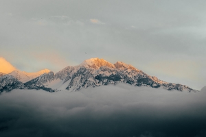 Прекрасный закат с видом на Одинокий пик снежной горы 