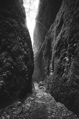 красные скалы каньона, черно-белая фотография 