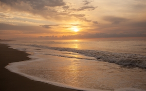 облака на восходе солнца, восходящее солнце, градиент на неб, волны на пляже 