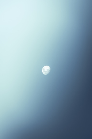 Голубая луна на голубом небе 