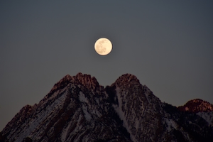 Полная луна в горах