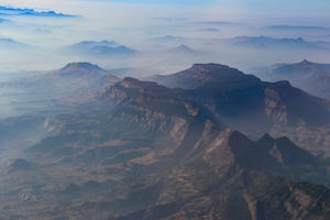 Панорамный вид на горный хребет Западный Гат с западного побережья Индии, лес, горы, облака, горный пейзаж днем 