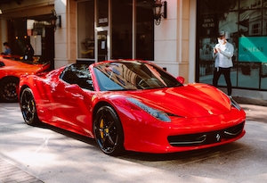 Ferrari Portofino в красном цвете на улице 