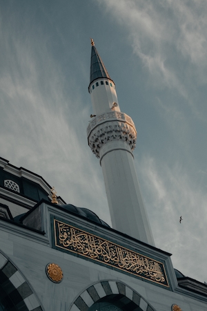 Одна из башен мечети, фото снизу