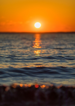 оранжевое закатное солнце и вода