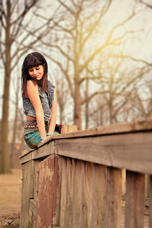 девушка на деревянном мостике 