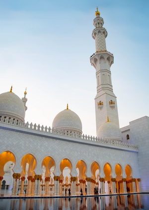 Большая белая мечеть на фоне голубого неба 