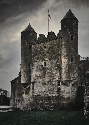 Старый замок в Эннискиллене, две башни, серое небо