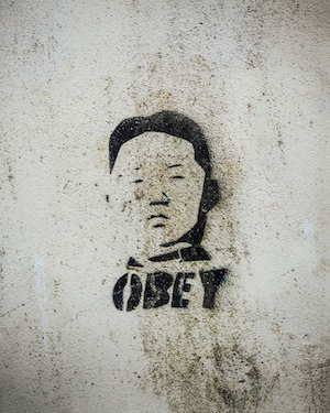 Ким Чен Ын, рисунок черной краской на белой стене 