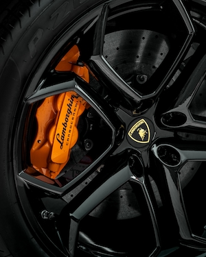 Колесо, диск и тормоза Lamborghini Aventador крупный план 