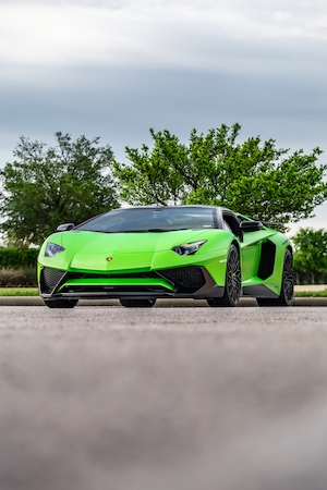 Зеленый Lamborghini Aventador SV на улице 