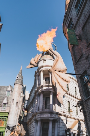 Декорации для съемок фильма Гарри Поттер, дракон на здании