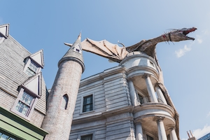 Декорации для съемок фильма Гарри Поттер, дракон на здании 