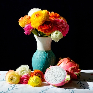 цветы в цветной вазе и драгонфрут 