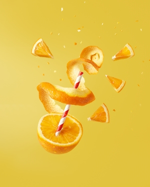 апельсин в воздухе с коктейльной трубочкой