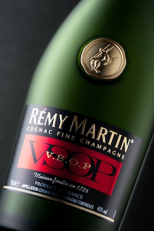 Коньяк Remy Martin VSOP, крупный план, зеленая бутылка
