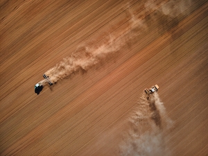 Трактор поднимает пыль