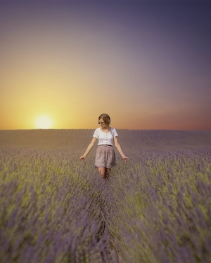 Фотосессия девушки в лавандовом поле на закате