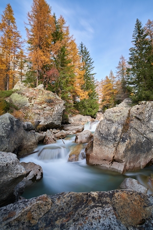 Осенний пейзаж водопад между горными скалами и сосной