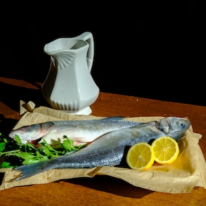 натюрморт, рыба, лук, лимон и зелень, белый кувшин 