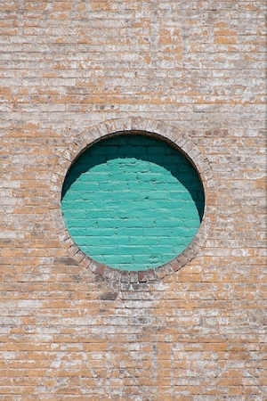 Кирпичная стена и вставной круг из бирюзового кирпича.