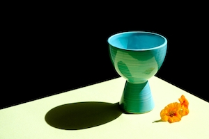 голубая чашка и оранжевый цветок, натюрморт