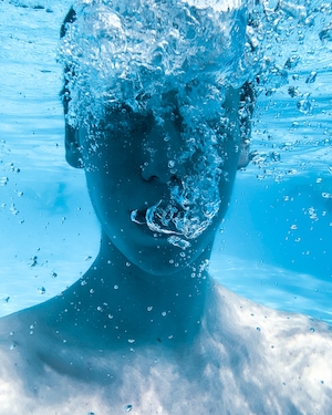 человек под водой, пузыри воздуха 