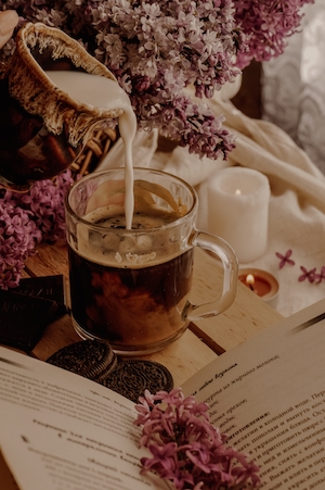 кофе с молоком, книга и цветы 