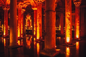 Подземное хранилище воды Еребатан Сараи (цистерна Базилика), крупнейшая из нескольких сотен древних цистерн, которые находятся под городом Стамбул (бывший Константинополь), Турция.