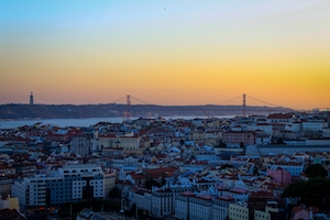 панорамный вид на Лиссабон на закате 