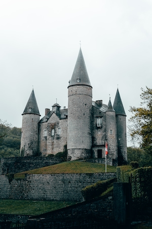 Замок Вевес в Фурфузе с серыми конусовидными крышами 