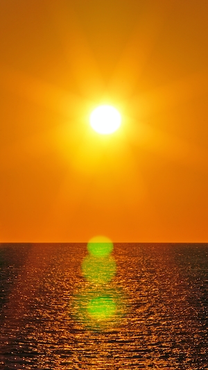закат на море, золотое солнце над морем 