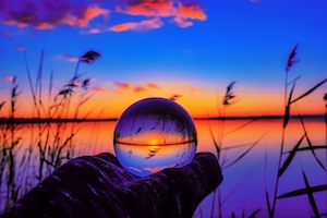восход над водой, стеклянный шар 