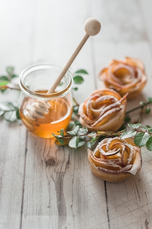 Декор для яблочного пирога в виде роз, баночка с медом 