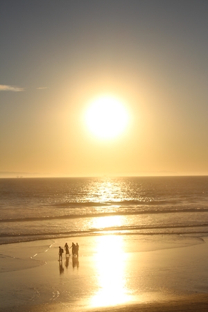 закат над водой, красочное солнце и небо, солнечная дорожка по воде, люди на пляже 