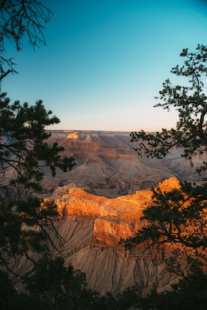 Большой каньон, красные скалы каньона, горный пейзаж, небо 