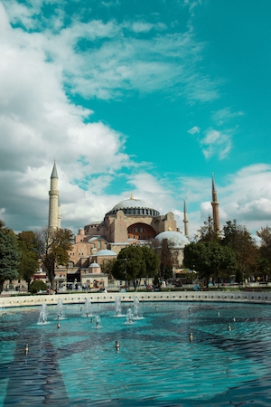мечеть в Стамбуле, фонтан и голубое небо 