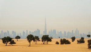 фото небоскребов в Дубае днем вдали, вид с пустыни 