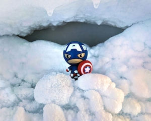 игрушка в виде героя Марвел, миниатюрного капитана Америки