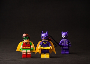 Минифигурки Lego Робин, Бэтгерл и Женщина-кошка.