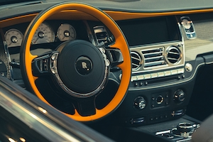 Оранжевое кожаное рулевое колесо и приборная панель Rolls Royce
