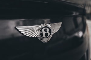 Автомобиль Bentley с отражением дороги 