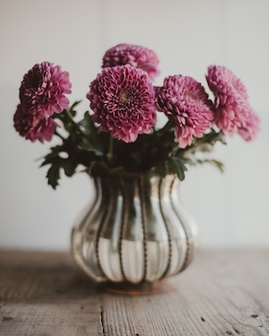 розовые цветы в металлической вазе 