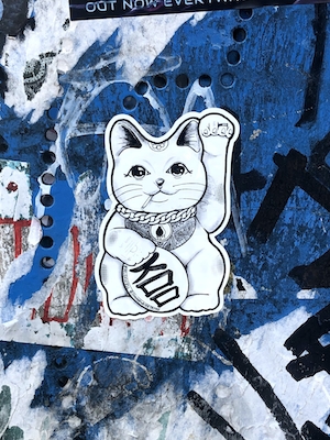 Курящий Счастливый кот, граффити на стене 