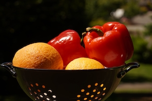 овощи и фрукты в дуршлаге 