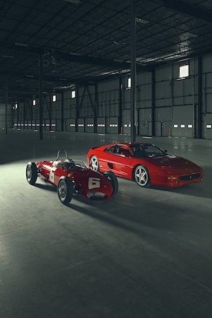 Красные спорткары Феррари в гараже