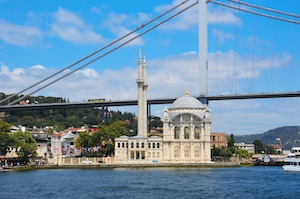 мост над мечетью в Стамбуле