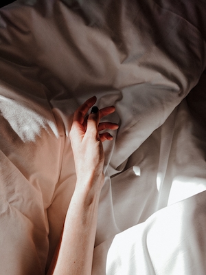 натюрморт рука человека в постели 